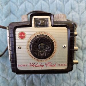 Vintage Retro Kodak Brownie Holiday Flash Camera NOT CLEANED OR TESTED